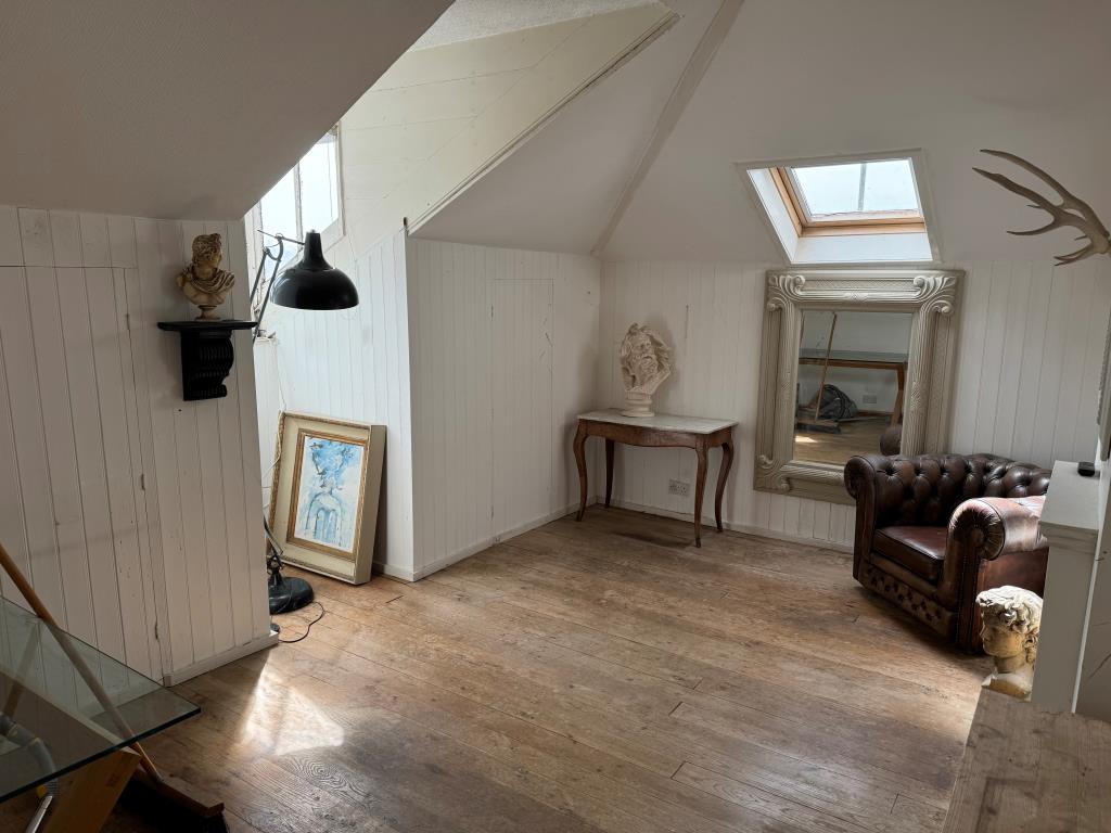 Lot: 118 - TOWN CENTRE FLAT FOR IMPROVEMENT WITH PARKING - Living room inside the flat